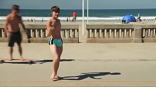 Twink dancing in the beach with speedo bulge / Novinho dançando sunga na praia